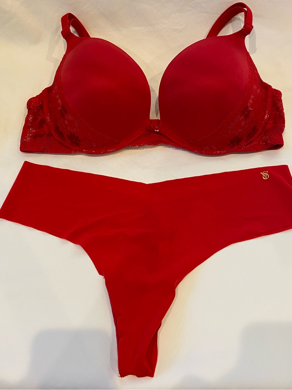 VICTORIAS SECRET Red Push-Up Bra and Thong Set - SZ 38c